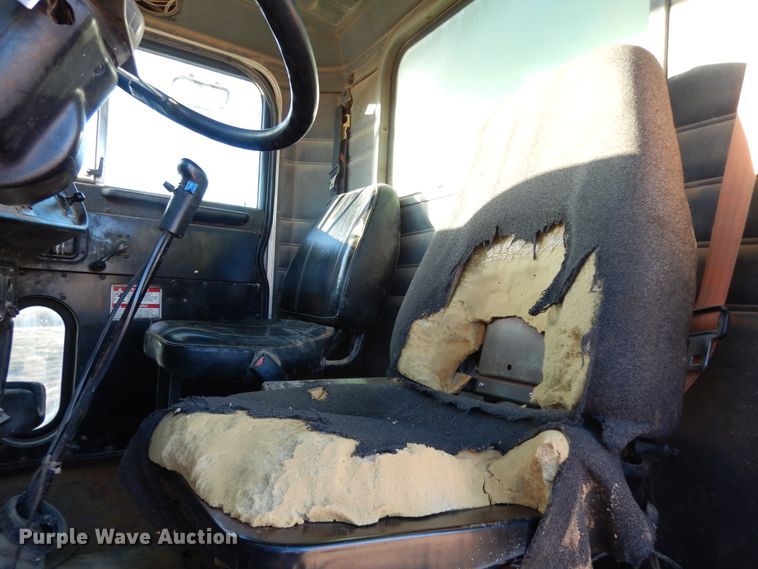 image for item DI8654 2001 Peterbilt 357  water truck