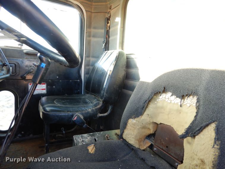 image for item DI8654 2001 Peterbilt 357  water truck