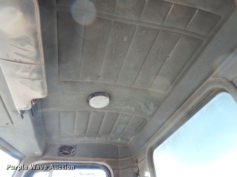 image for item DI8654 2001 Peterbilt 357  water truck