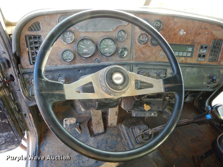 image for item DI8654 2001 Peterbilt 357  water truck