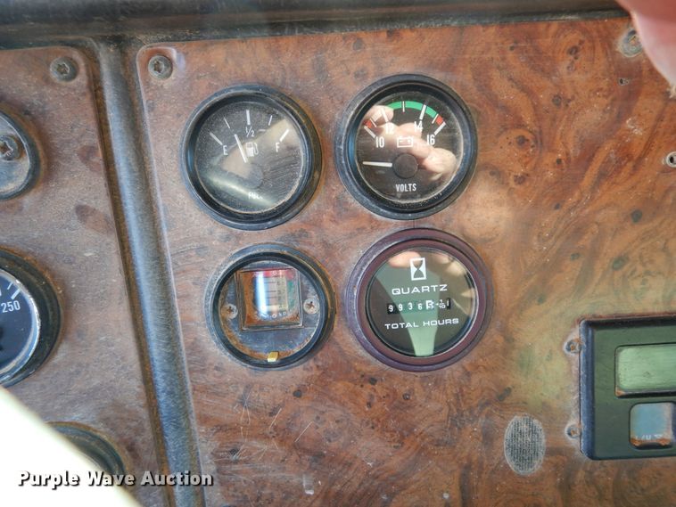 image for item DI8654 2001 Peterbilt 357  water truck