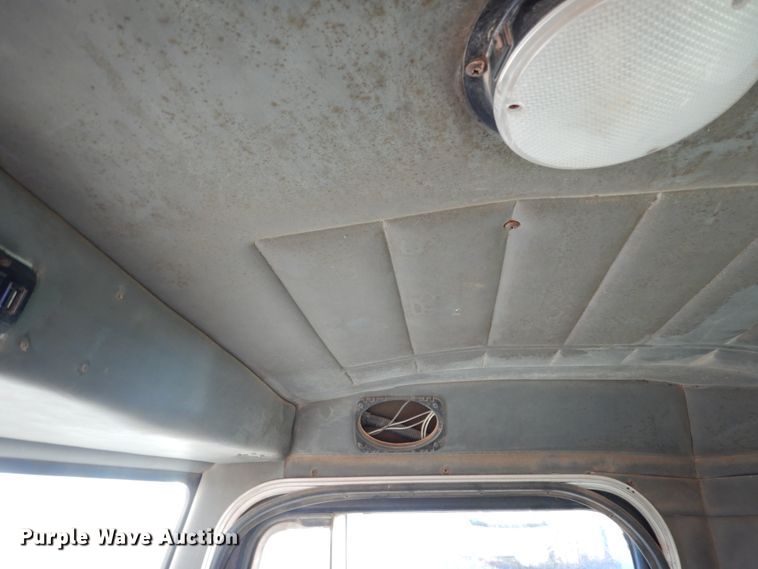 image for item DI8654 2001 Peterbilt 357  water truck