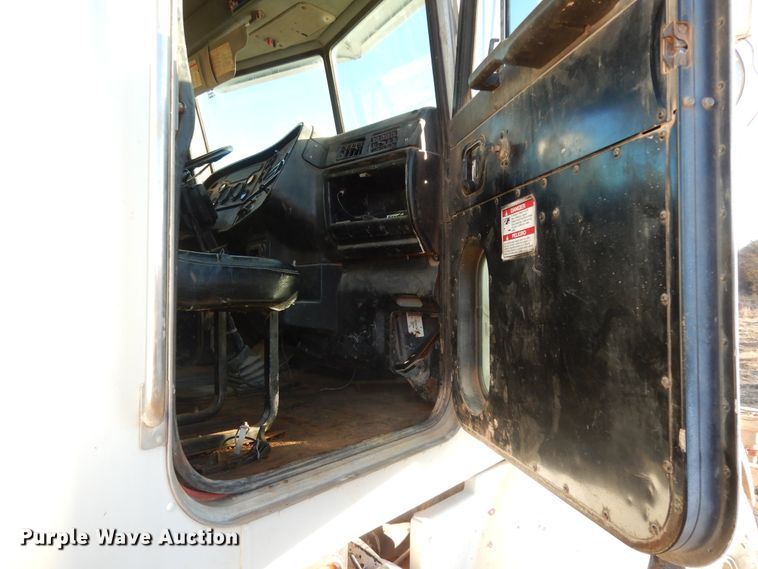 image for item DI8654 2001 Peterbilt 357  water truck