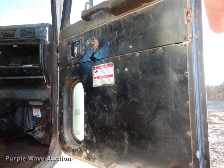 image for item DI8654 2001 Peterbilt 357  water truck