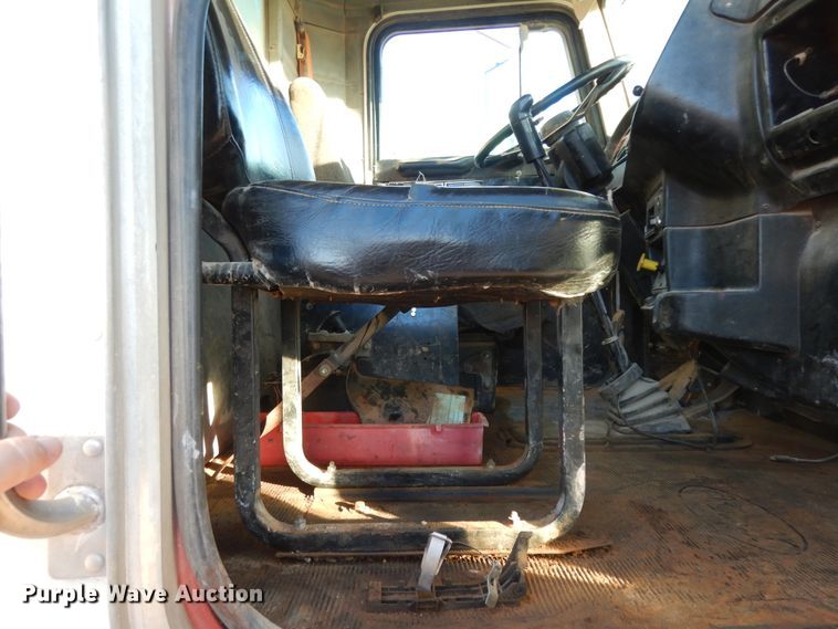 image for item DI8654 2001 Peterbilt 357  water truck