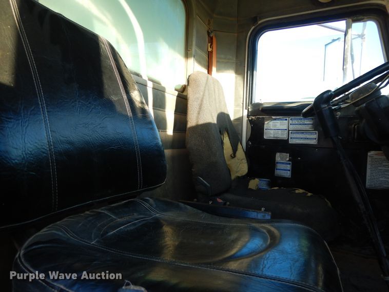 image for item DI8654 2001 Peterbilt 357  water truck