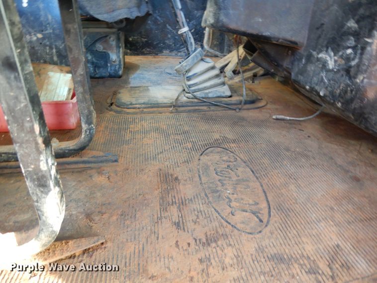 image for item DI8654 2001 Peterbilt 357  water truck