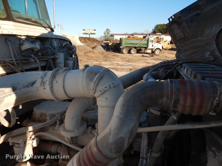 image for item DI8654 2001 Peterbilt 357  water truck