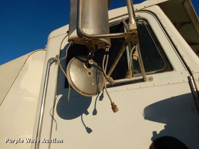 image for item DI8654 2001 Peterbilt 357  water truck