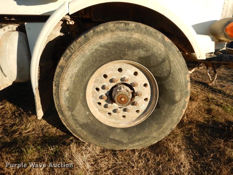 image for item DI8654 2001 Peterbilt 357  water truck