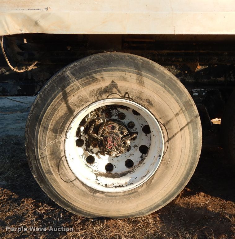 image for item DI8654 2001 Peterbilt 357  water truck