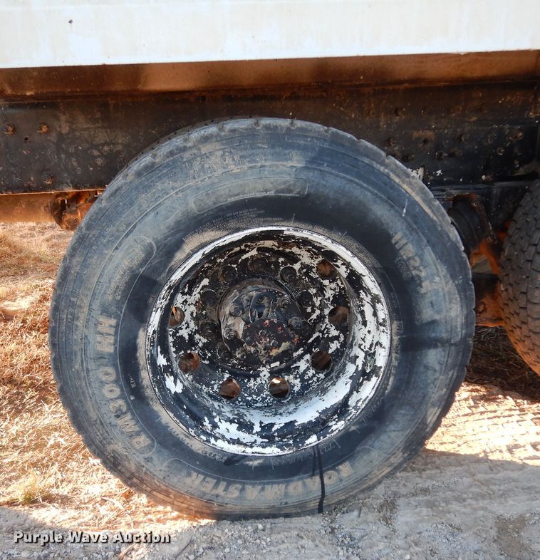 image for item DI8654 2001 Peterbilt 357  water truck