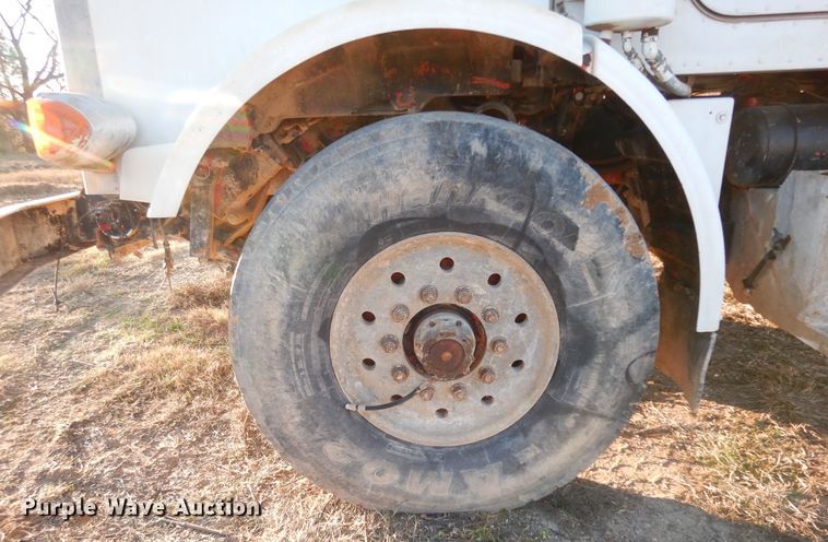 image for item DI8654 2001 Peterbilt 357  water truck