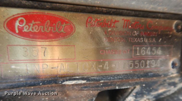 image for item DI8654 2001 Peterbilt 357  water truck