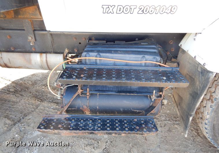 image for item DI8670 2005 International 7400  dump truck