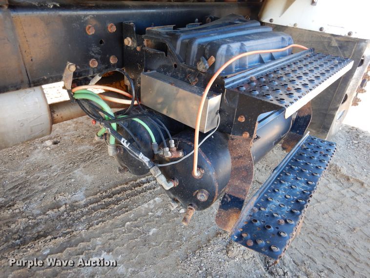 image for item DI8670 2005 International 7400  dump truck