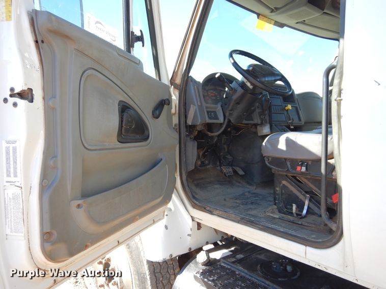 image for item DI8670 2005 International 7400  dump truck