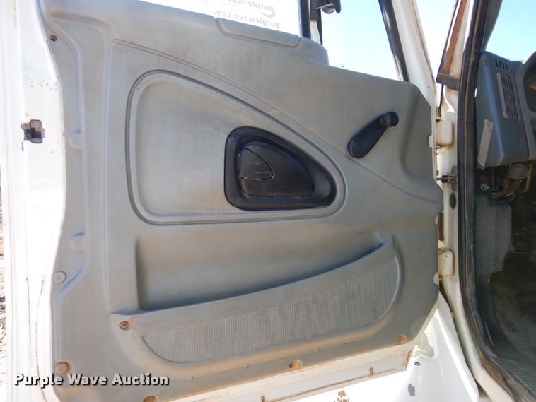 image for item DI8670 2005 International 7400  dump truck