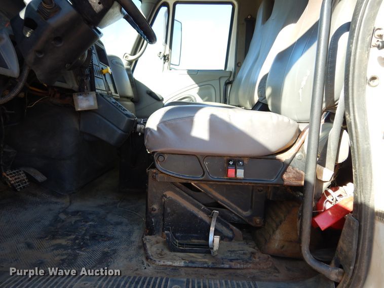 image for item DI8670 2005 International 7400  dump truck