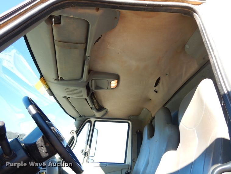 image for item DI8670 2005 International 7400  dump truck