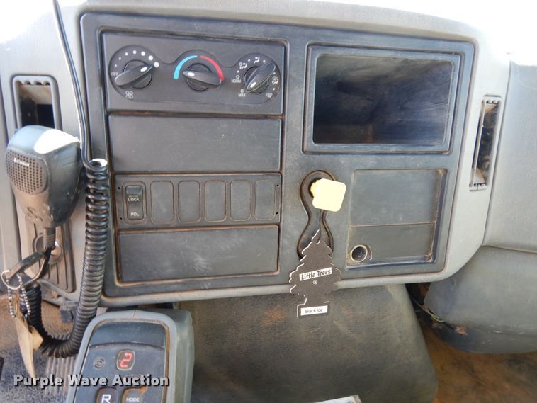 image for item DI8670 2005 International 7400  dump truck