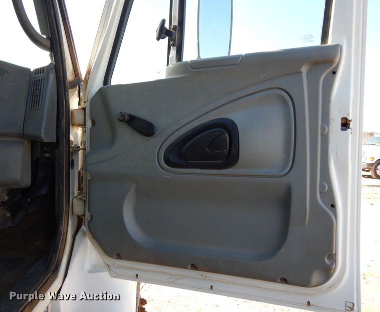 image for item DI8670 2005 International 7400  dump truck