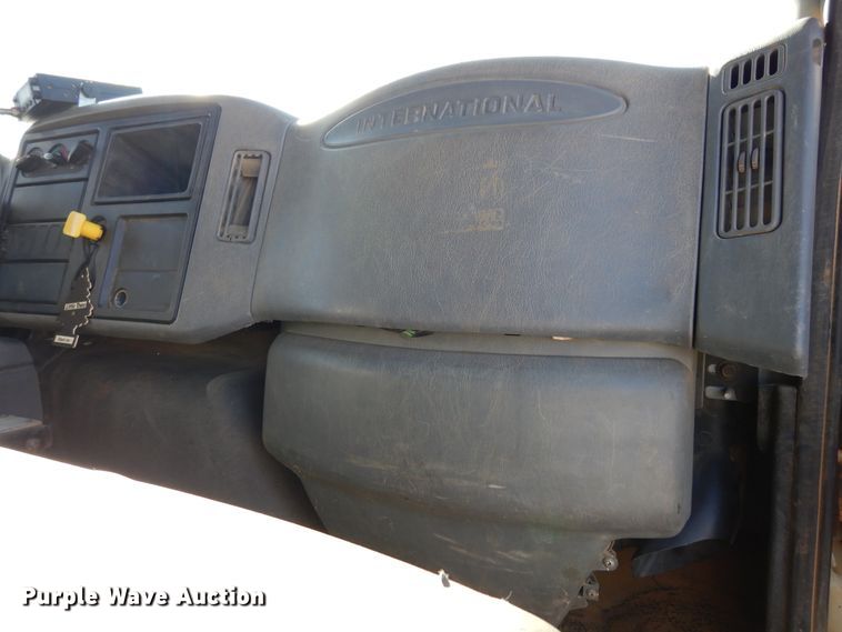 image for item DI8670 2005 International 7400  dump truck