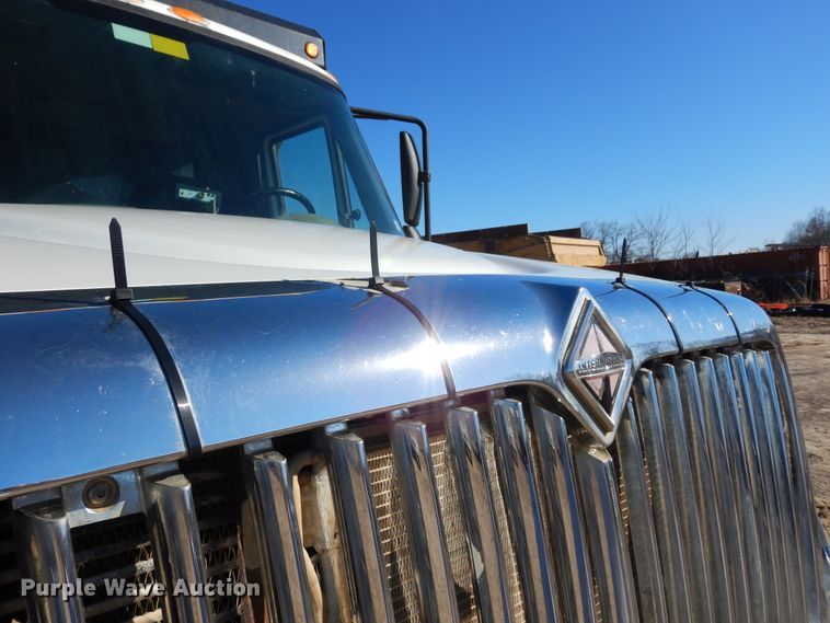 image for item DI8670 2005 International 7400  dump truck