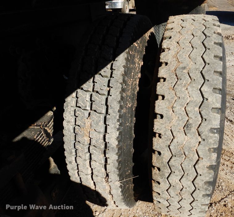 image for item DI8670 2005 International 7400  dump truck