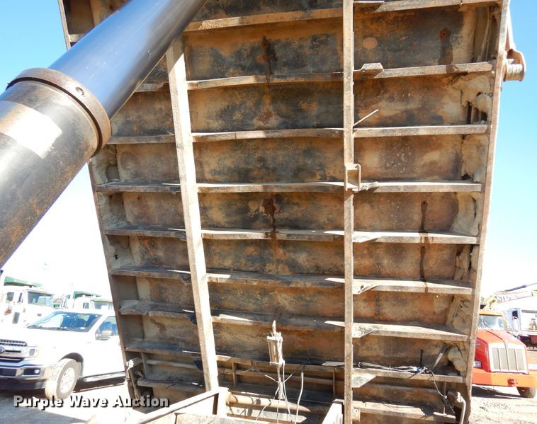 image for item DI8670 2005 International 7400  dump truck