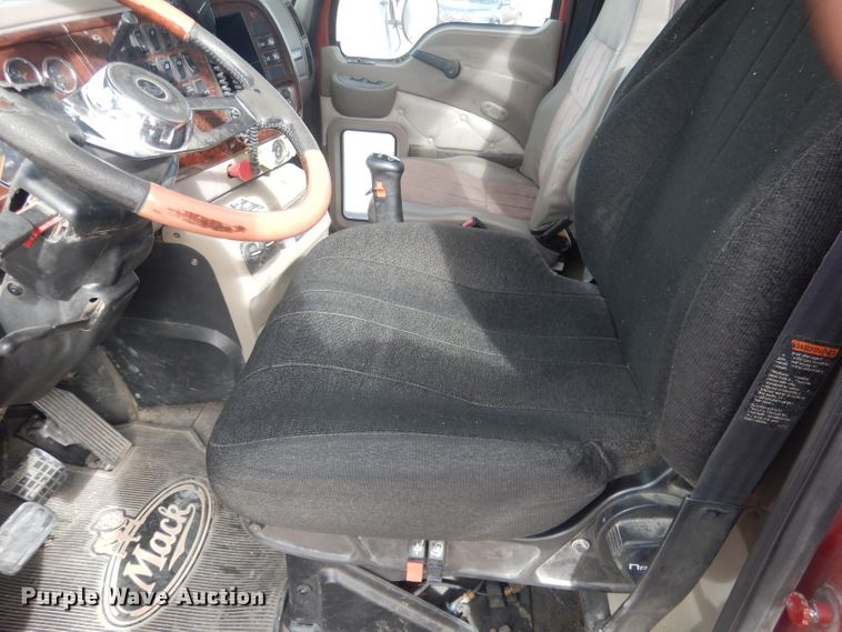 image for item DJ1273 2007 Mack CHN613  dump truck