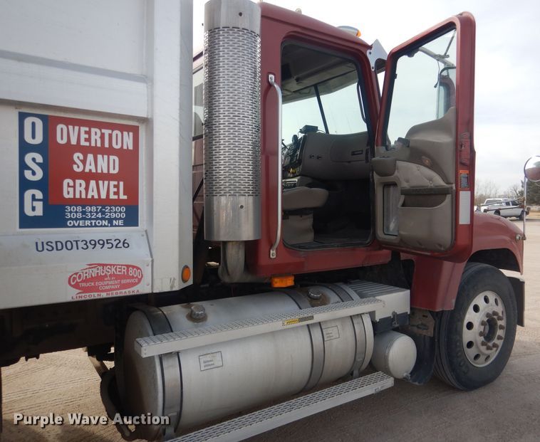 image for item DJ1273 2007 Mack CHN613  dump truck