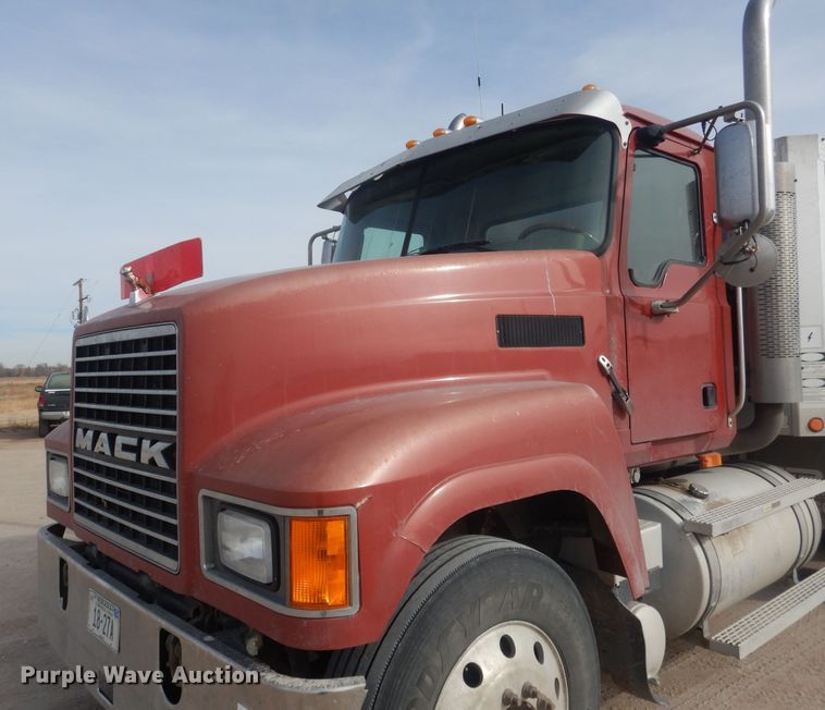 image for item DJ1273 2007 Mack CHN613  dump truck