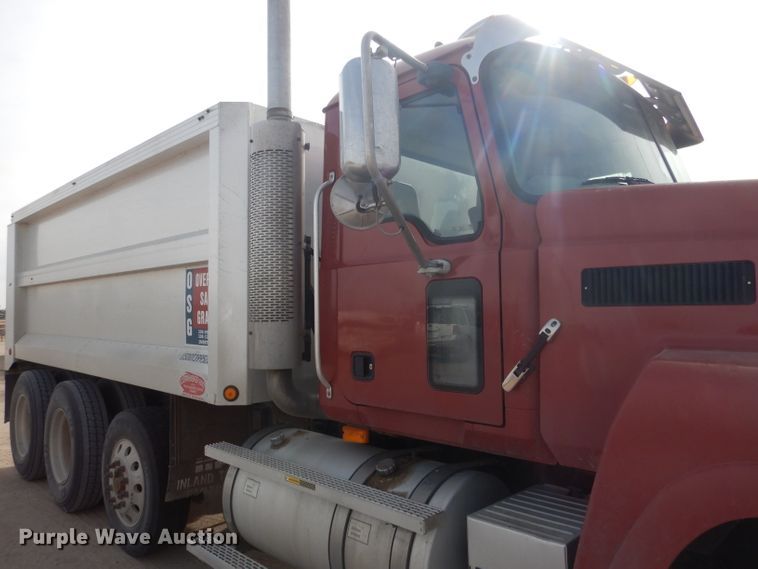 image for item DJ1273 2007 Mack CHN613  dump truck