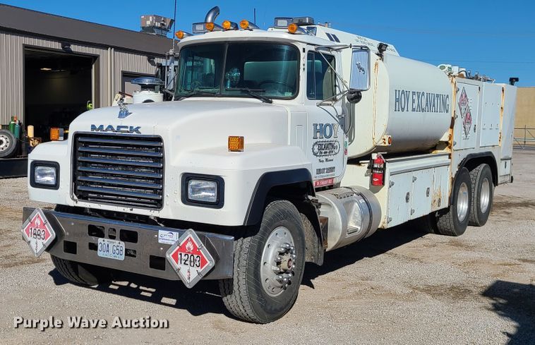 image for item DJ1699 1998 Mack RD688S  fuel / lube truck