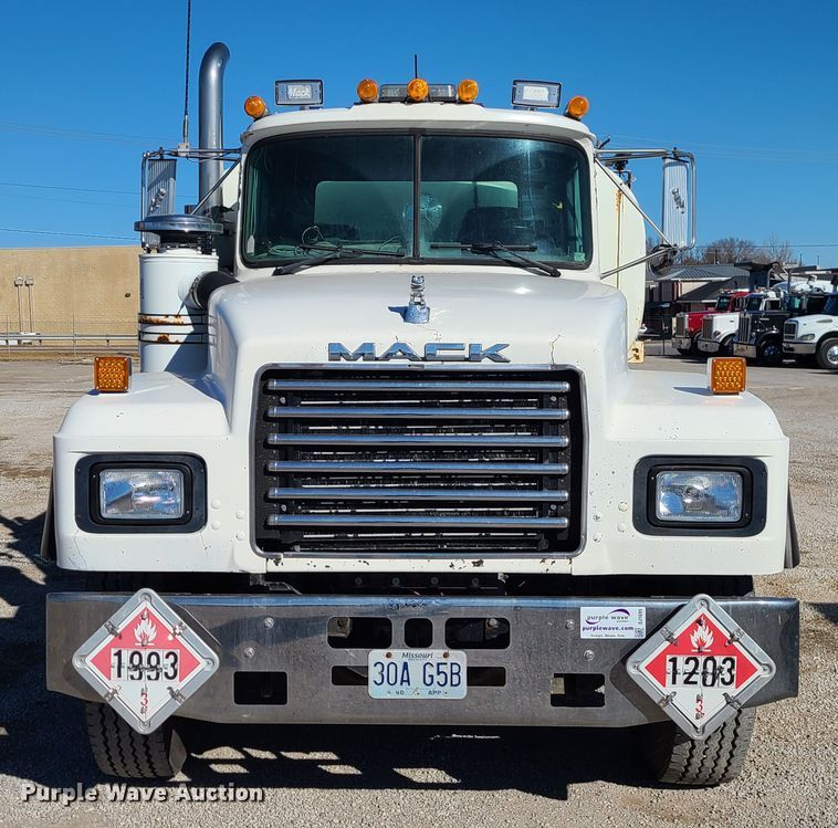 image for item DJ1699 1998 Mack RD688S  fuel / lube truck