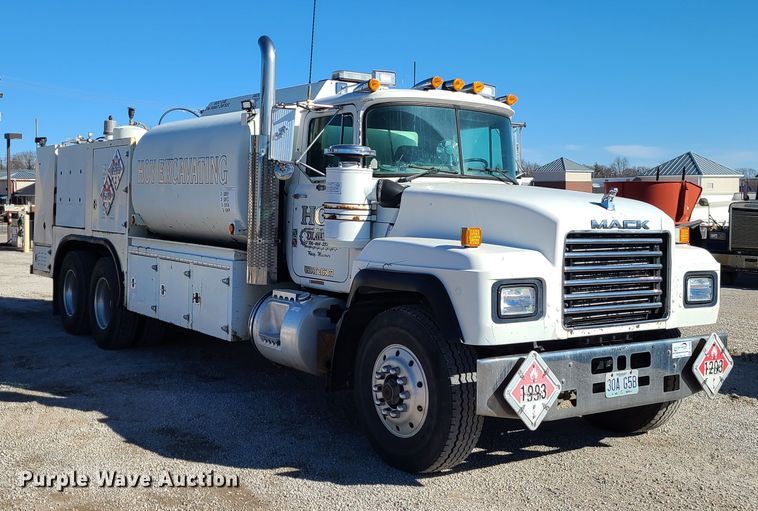 image for item DJ1699 1998 Mack RD688S  fuel / lube truck