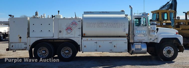 image for item DJ1699 1998 Mack RD688S  fuel / lube truck