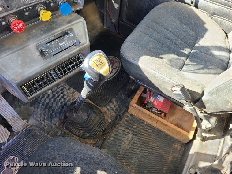 image for item DJ1699 1998 Mack RD688S  fuel / lube truck