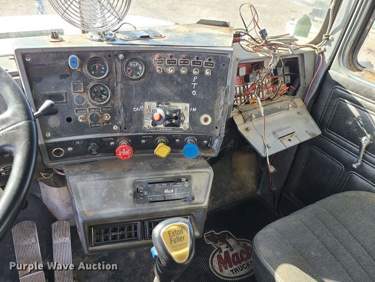 image for item DJ1699 1998 Mack RD688S  fuel / lube truck