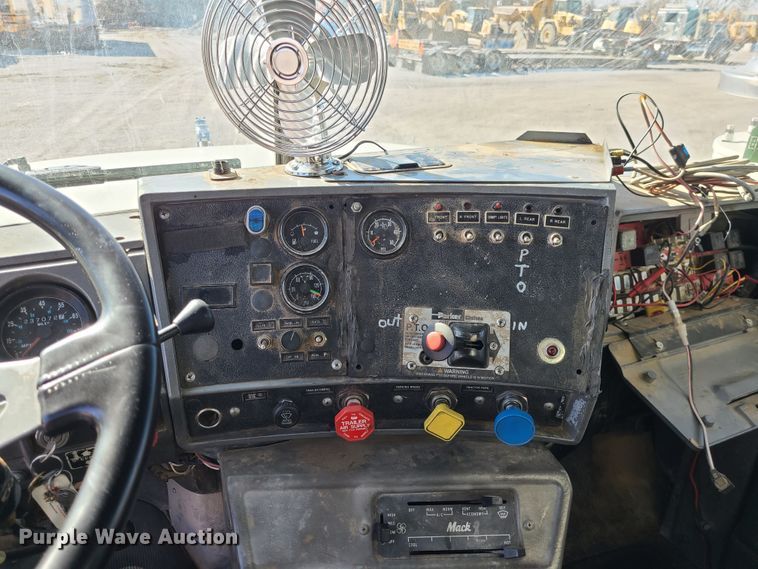 image for item DJ1699 1998 Mack RD688S  fuel / lube truck