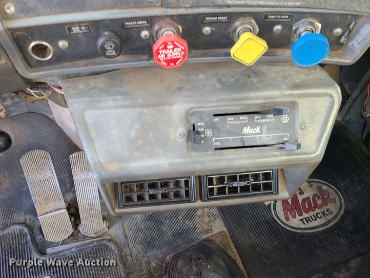 image for item DJ1699 1998 Mack RD688S  fuel / lube truck