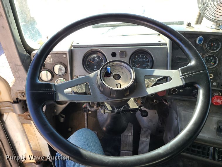 image for item DJ1699 1998 Mack RD688S  fuel / lube truck