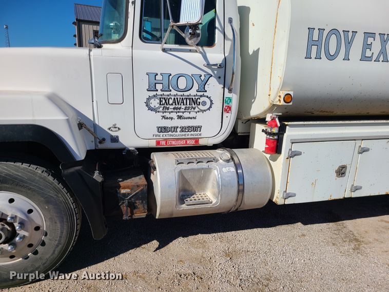 image for item DJ1699 1998 Mack RD688S  fuel / lube truck