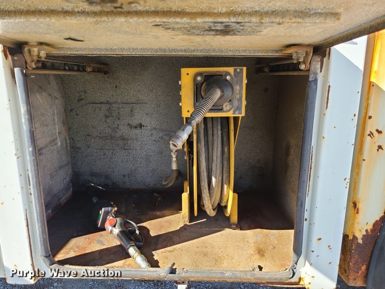 image for item DJ1699 1998 Mack RD688S  fuel / lube truck