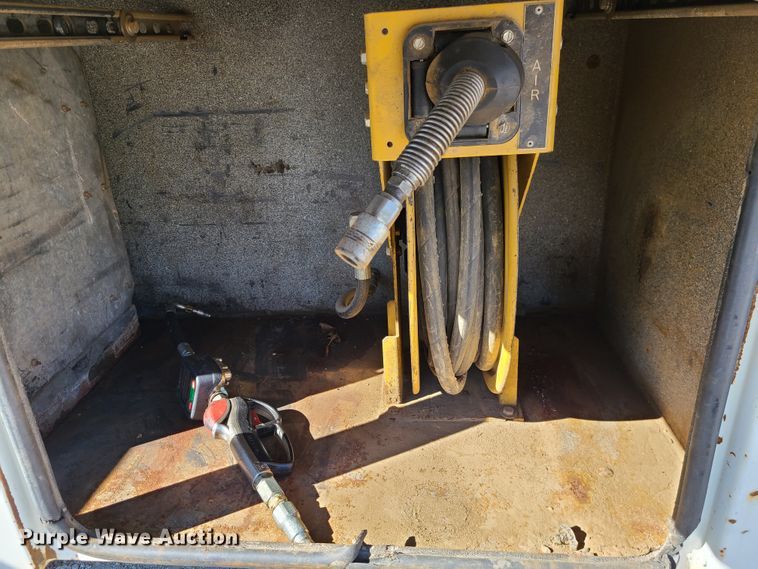 image for item DJ1699 1998 Mack RD688S  fuel / lube truck