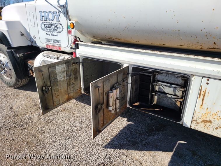 image for item DJ1699 1998 Mack RD688S  fuel / lube truck