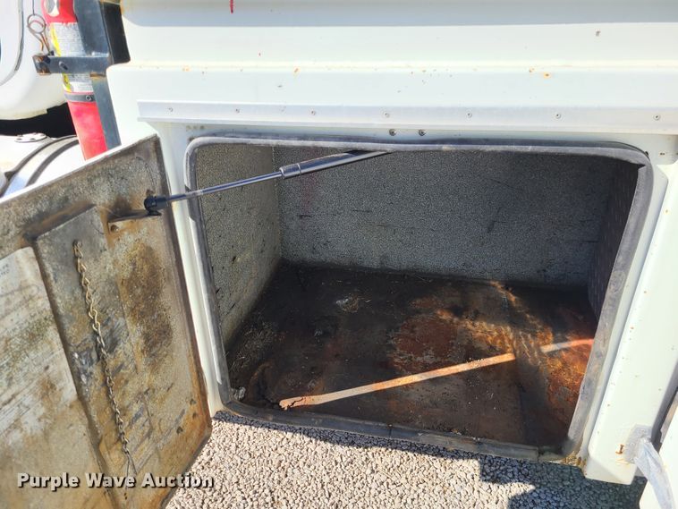 image for item DJ1699 1998 Mack RD688S  fuel / lube truck