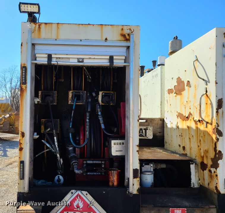 image for item DJ1699 1998 Mack RD688S  fuel / lube truck