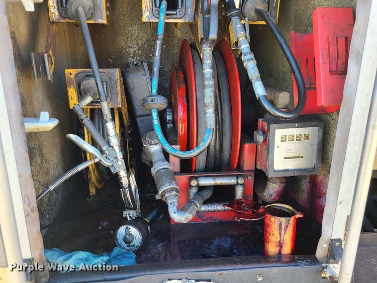 image for item DJ1699 1998 Mack RD688S  fuel / lube truck